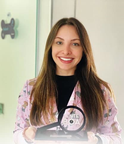 Dra. Juliana Mestres, fundadora da Medt, com o troféu de Melhor Clínica Veterinária